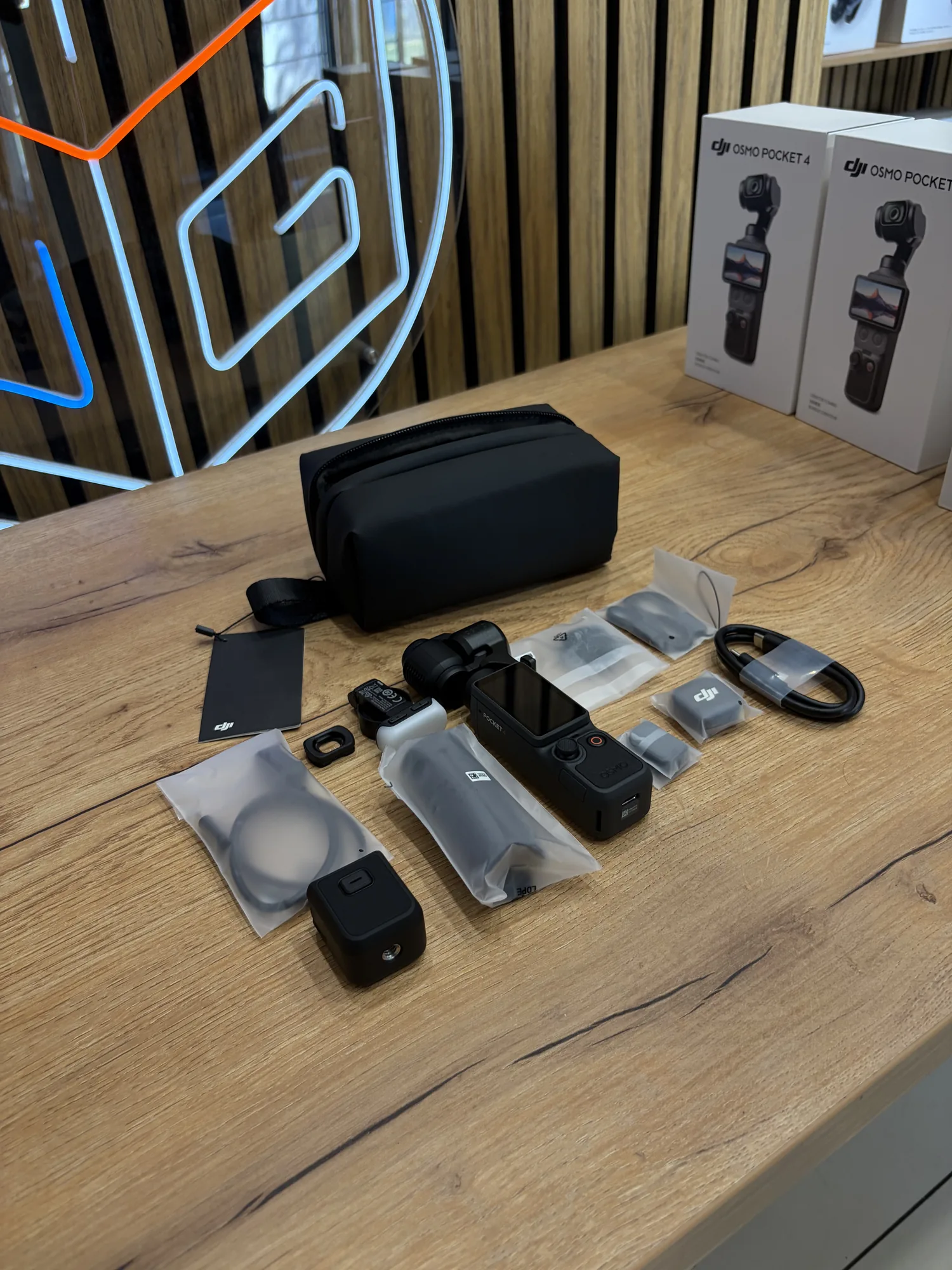 Экшн-камера DJI Osmo Pocket 4 Creator Combo