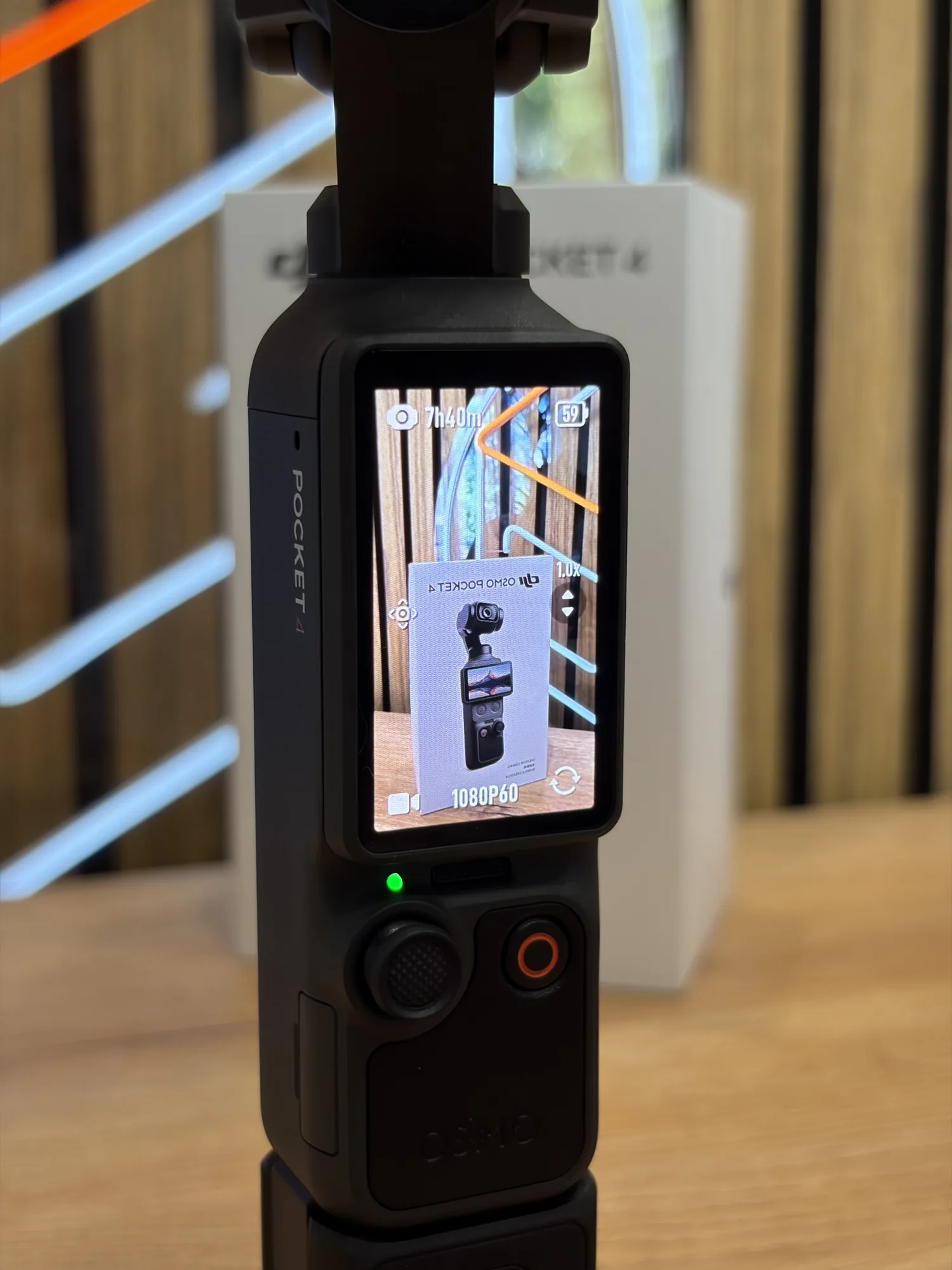 Вертикальный экран DJI Osmo Pocket 4 крупным планом