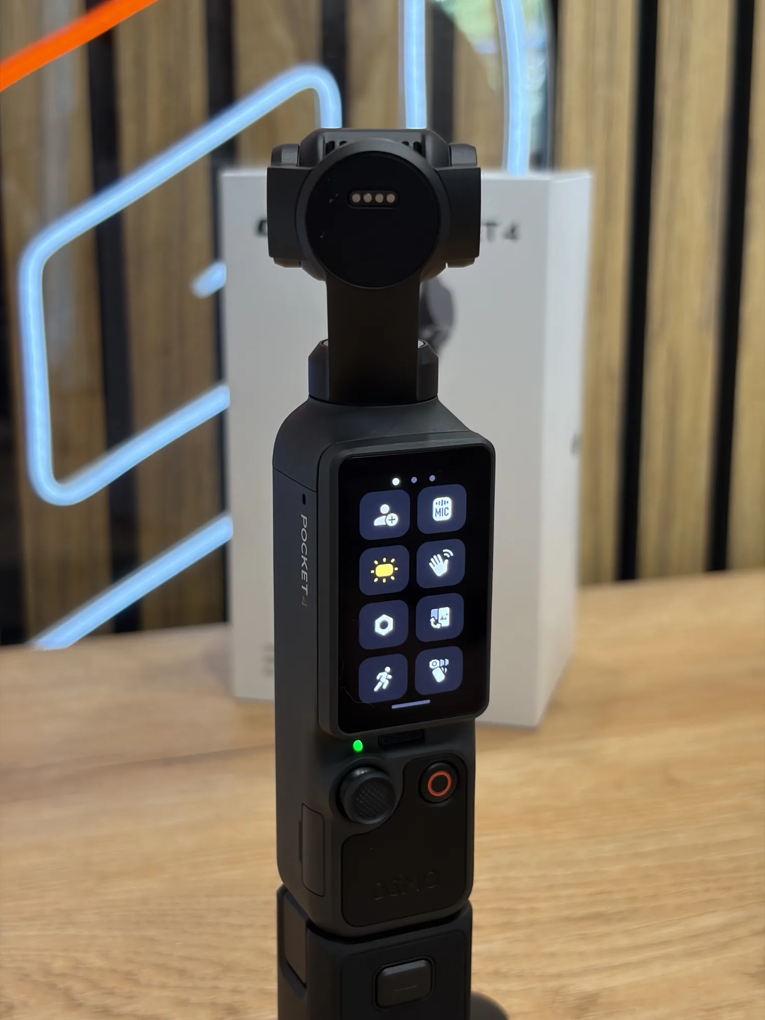 Сенсорное меню DJI Osmo Pocket 4 на заднем экране