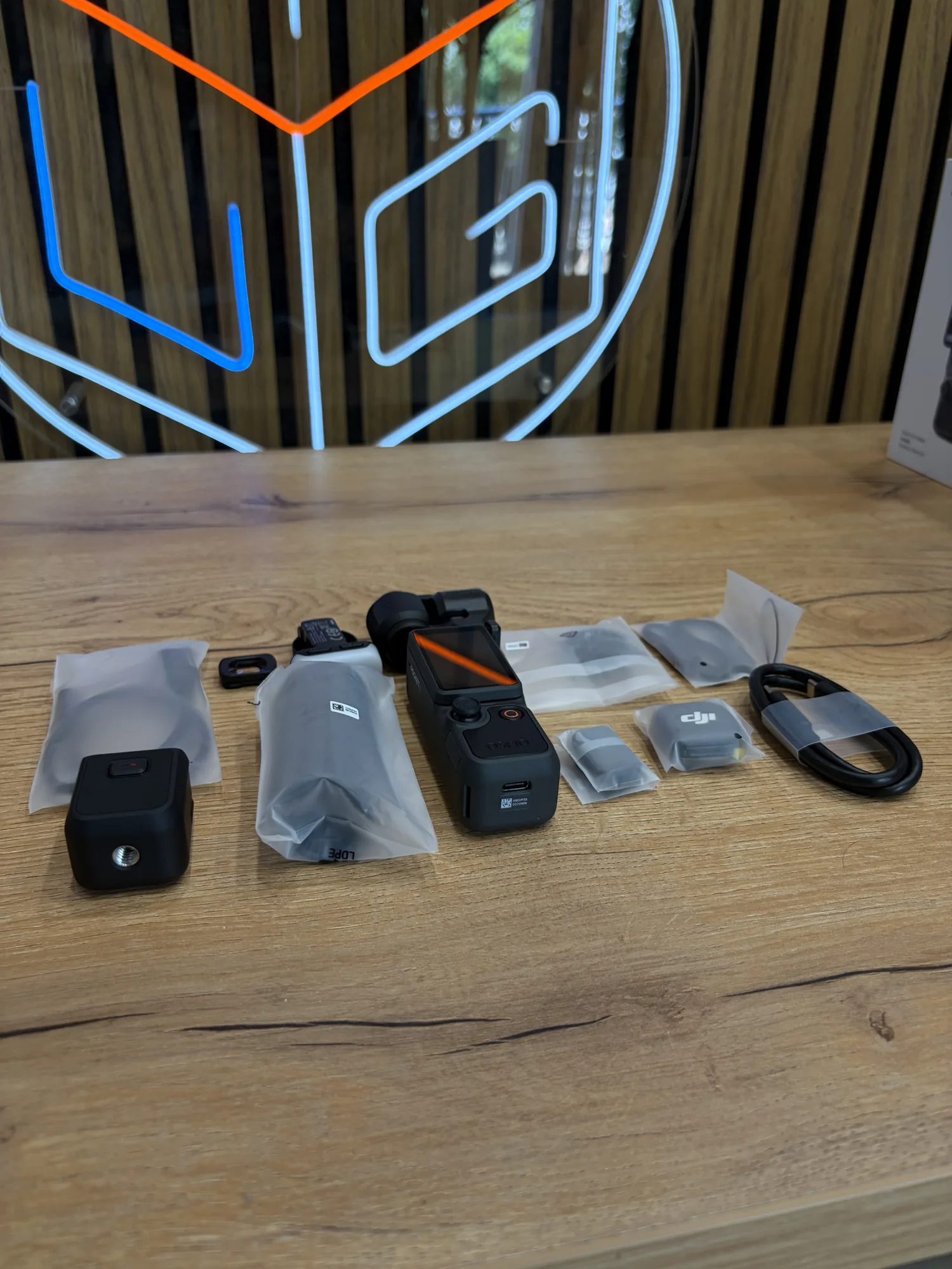 Аксессуары DJI Osmo Pocket 4 Creator Combo на столе